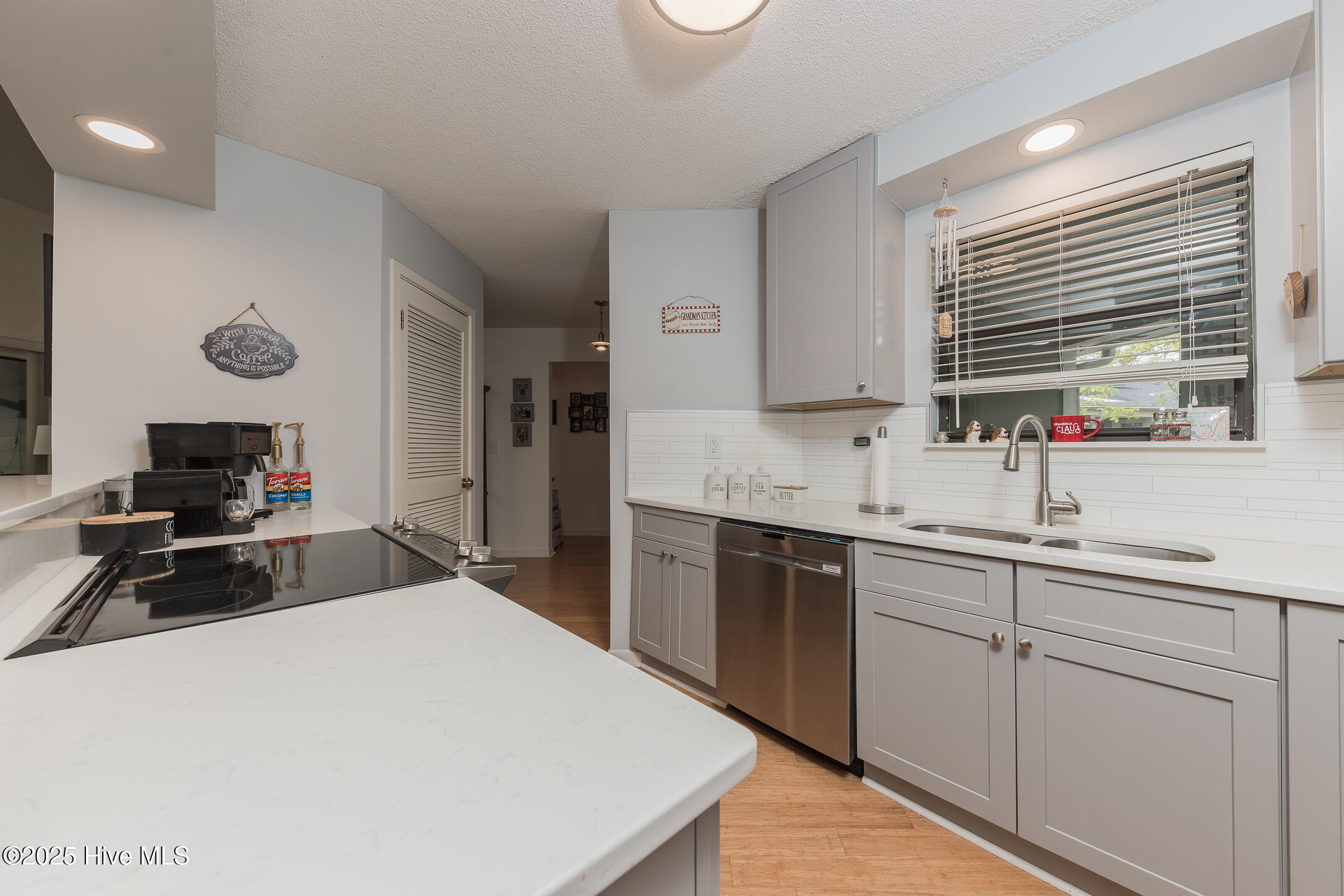 732 Azalea Drive, Unit 406 Hampstead, NC 28443 - Photo 10 of 35 15KITCHEN
