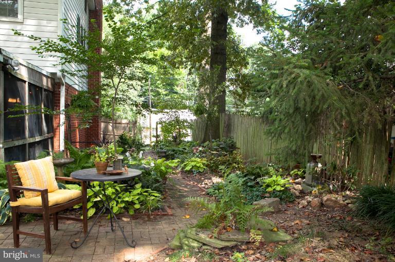 8916 Victoria Road Springfield, VA 22151 - Photo 7 of 24 Exterior (Rear)
