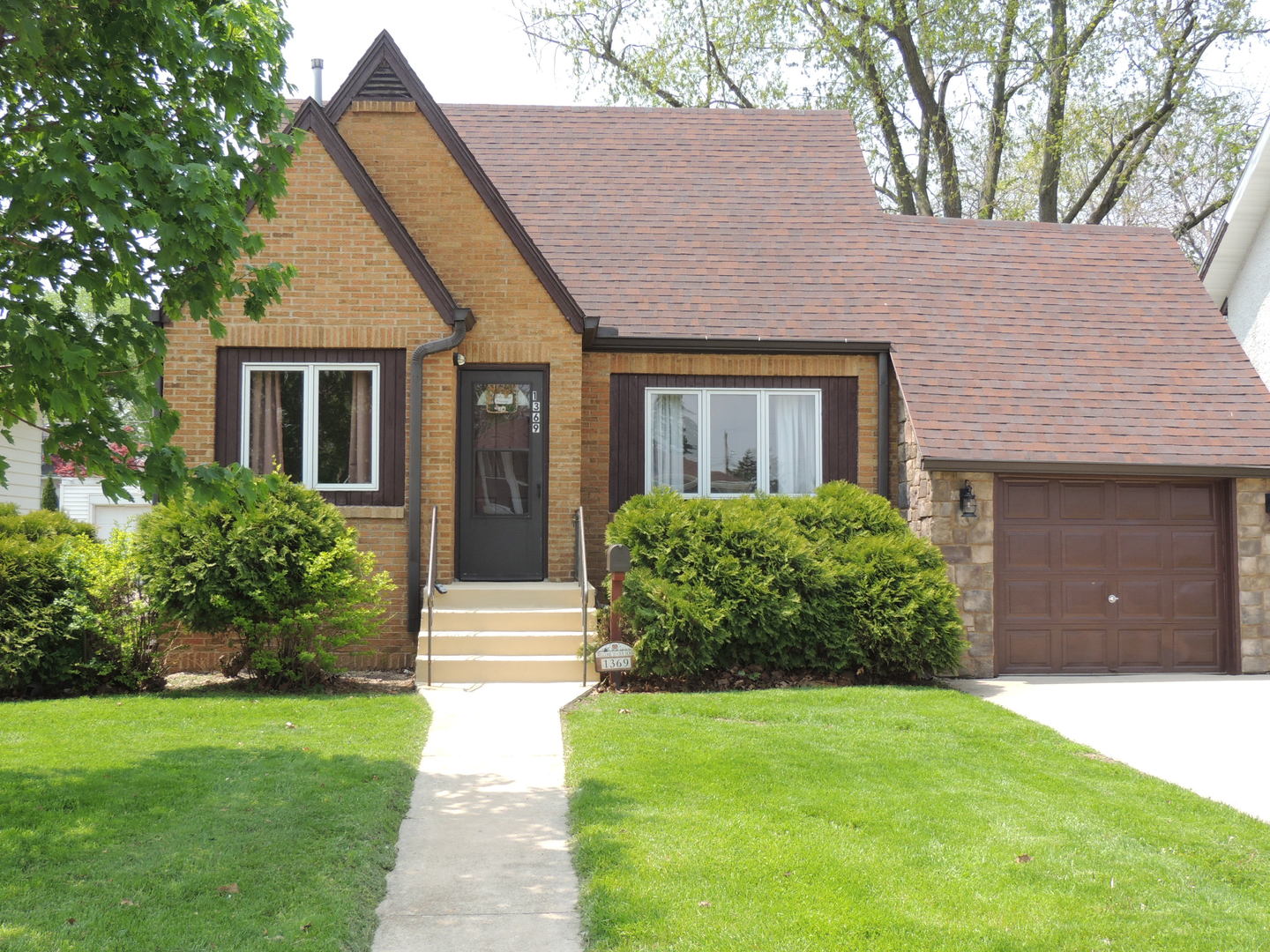1369 Argyle Road LaSalle, IL 61301 - Photo 2 of 14 a front view of a house with a garden