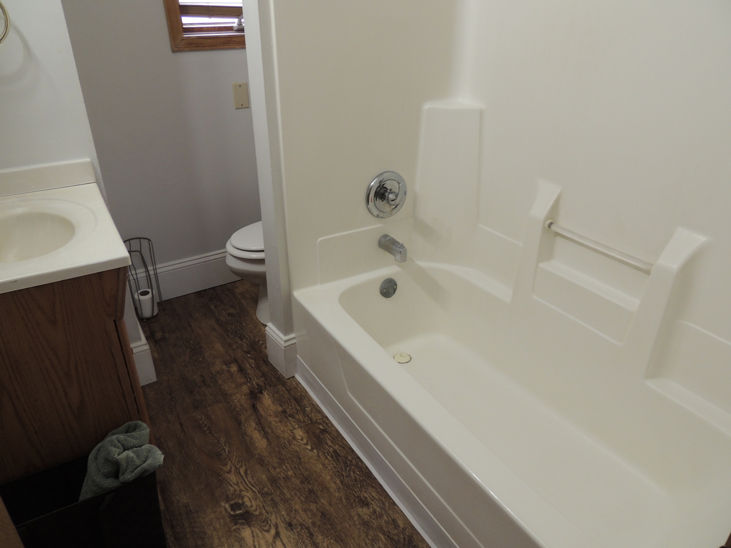 1369 Argyle Road LaSalle, IL 61301 - Photo 10 of 14 a bathroom with a bathtub and toilet