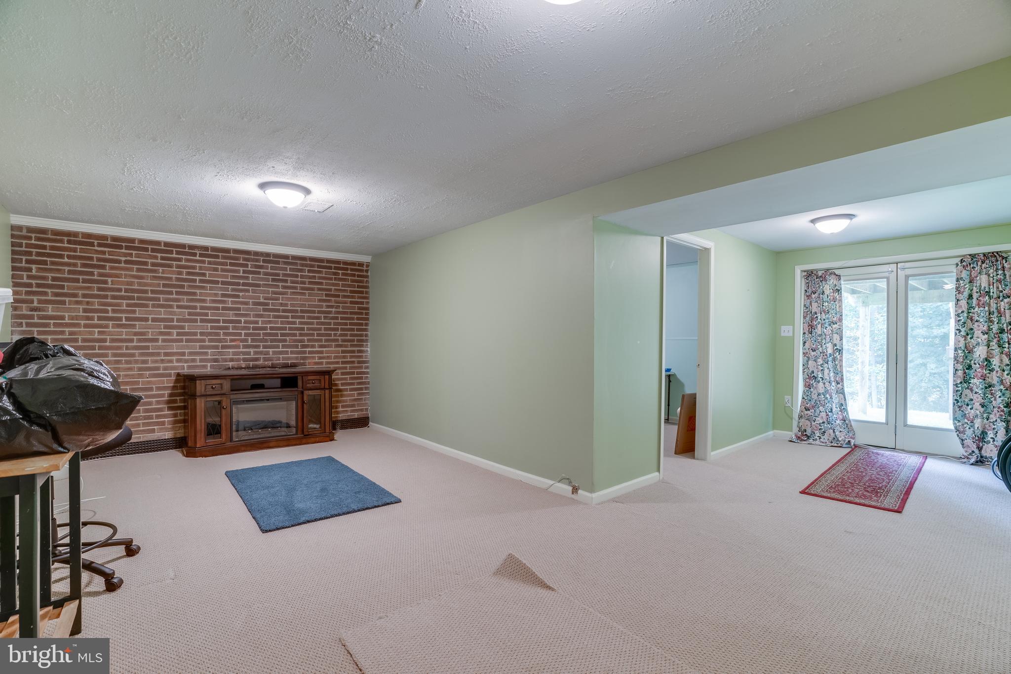 13480 Keytone Road Woodbridge, VA 22193 - Photo 33 of 39 Brick Accent Wall w/Heatilator