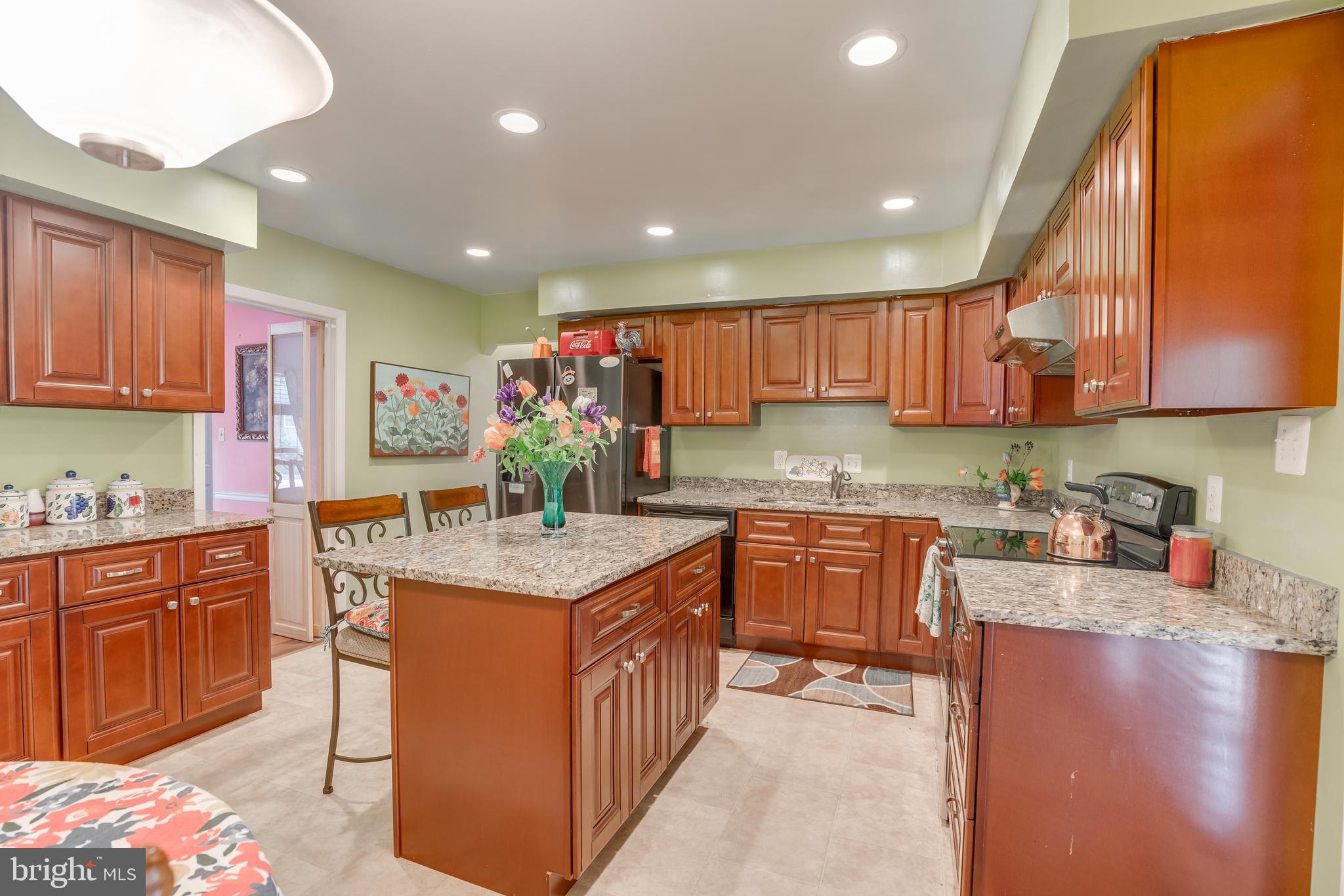 13480 Keytone Road Woodbridge, VA 22193 - Photo 9 of 39 Cherry Cabinetry topped w/Granite