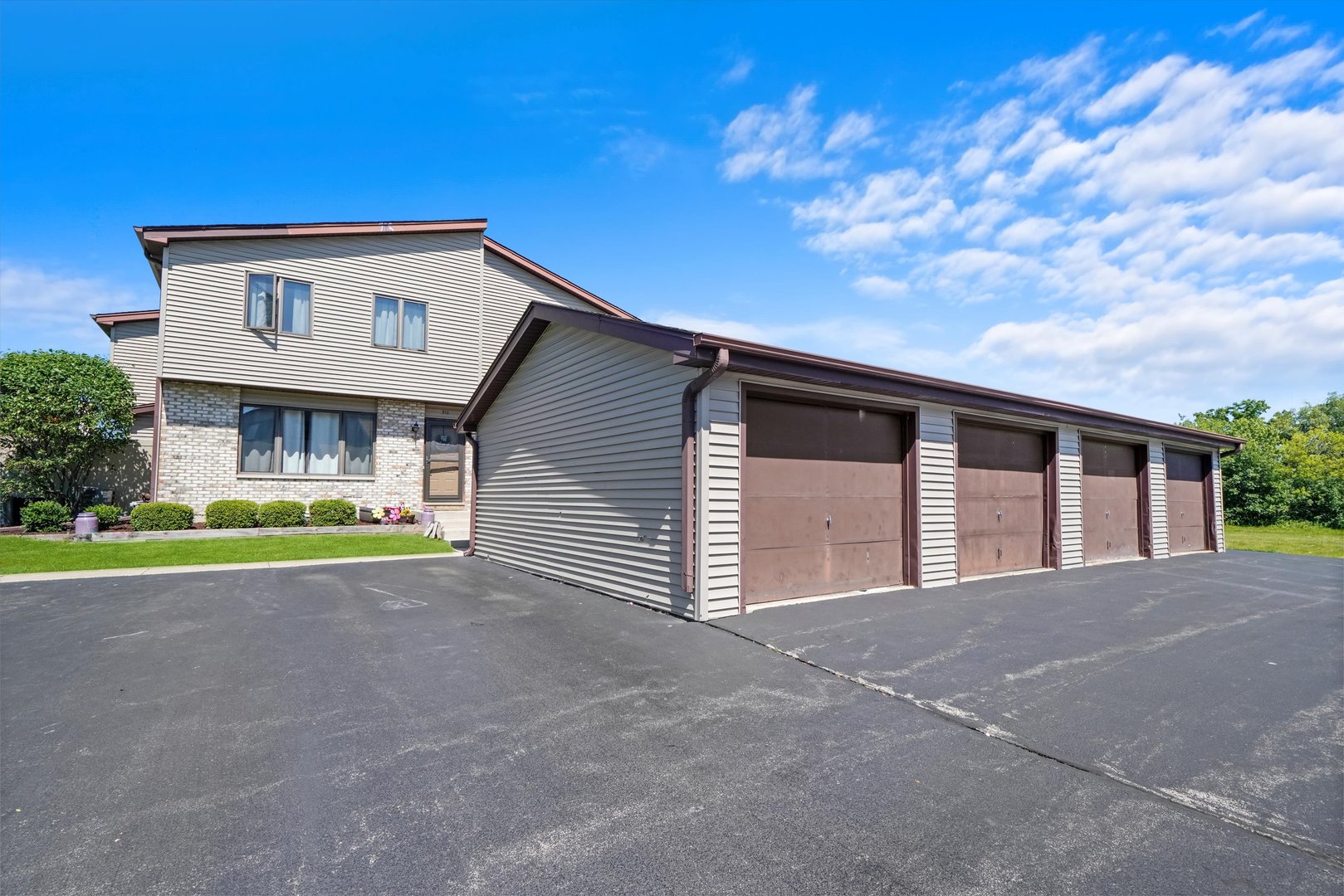 316 Circlegate Road New Lenox, IL 60451 - Photo 4 of 24 a view of a house with a patio