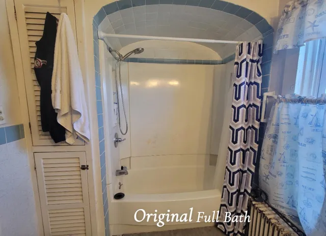 a view of entryway with bed