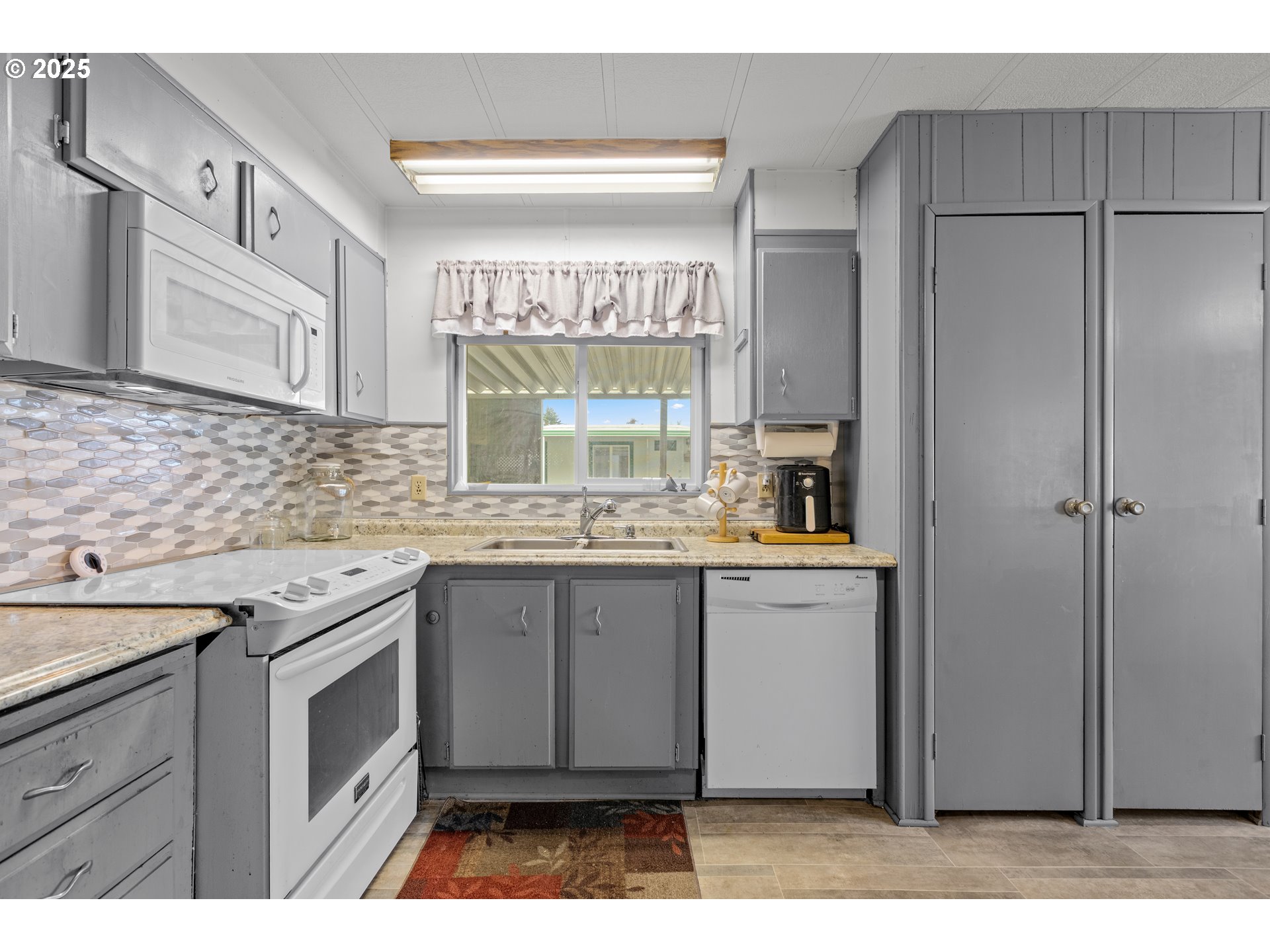 125 Estate Loop Winston, OR 97496 - Photo 14 of 45 a kitchen with a sink stove and cabinets