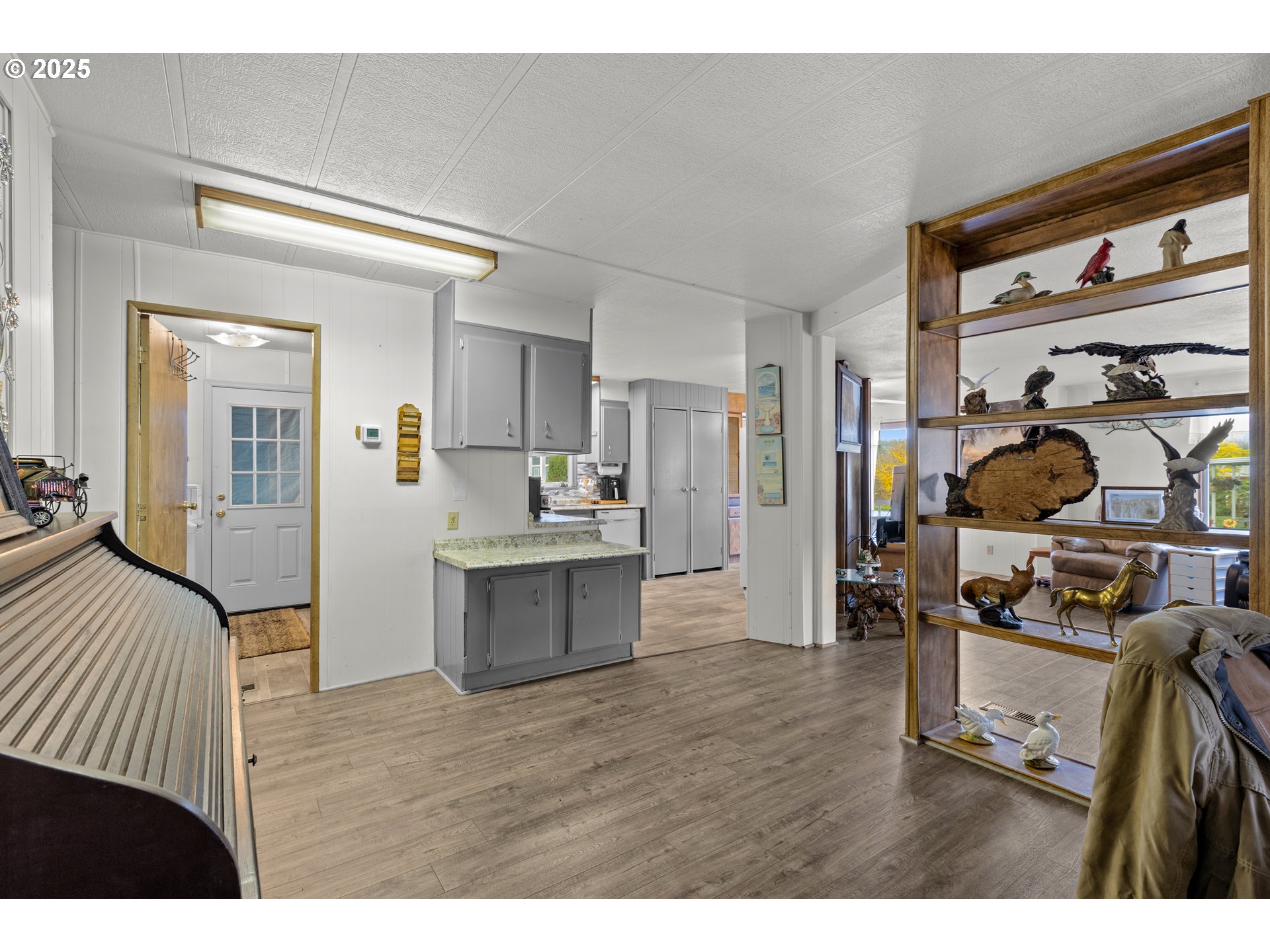 125 Estate Loop Winston, OR 97496 - Photo 17 of 45 a view of living room and kitchen