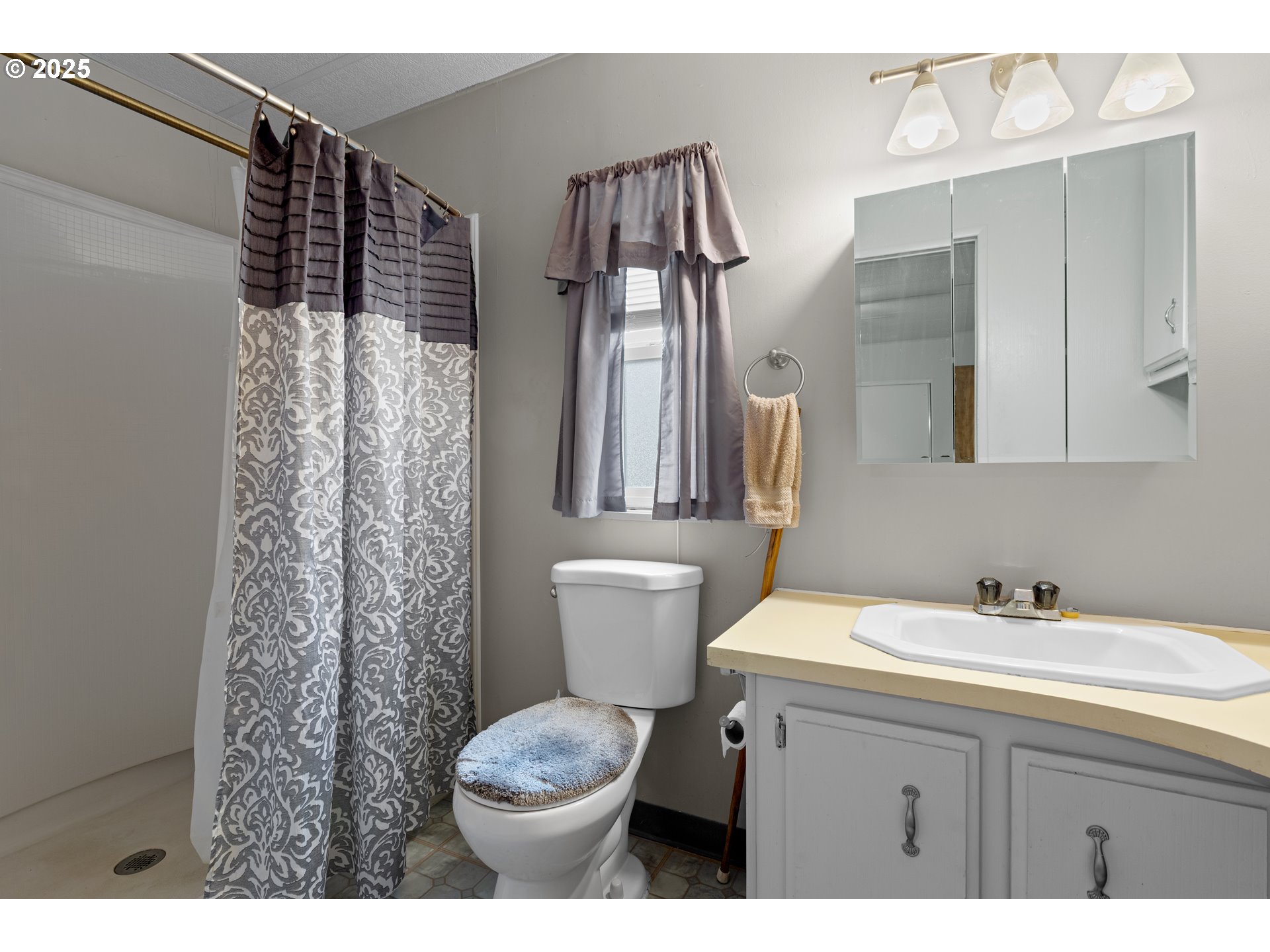125 Estate Loop Winston, OR 97496 - Photo 23 of 45 a bathroom with a sink toilet and shower