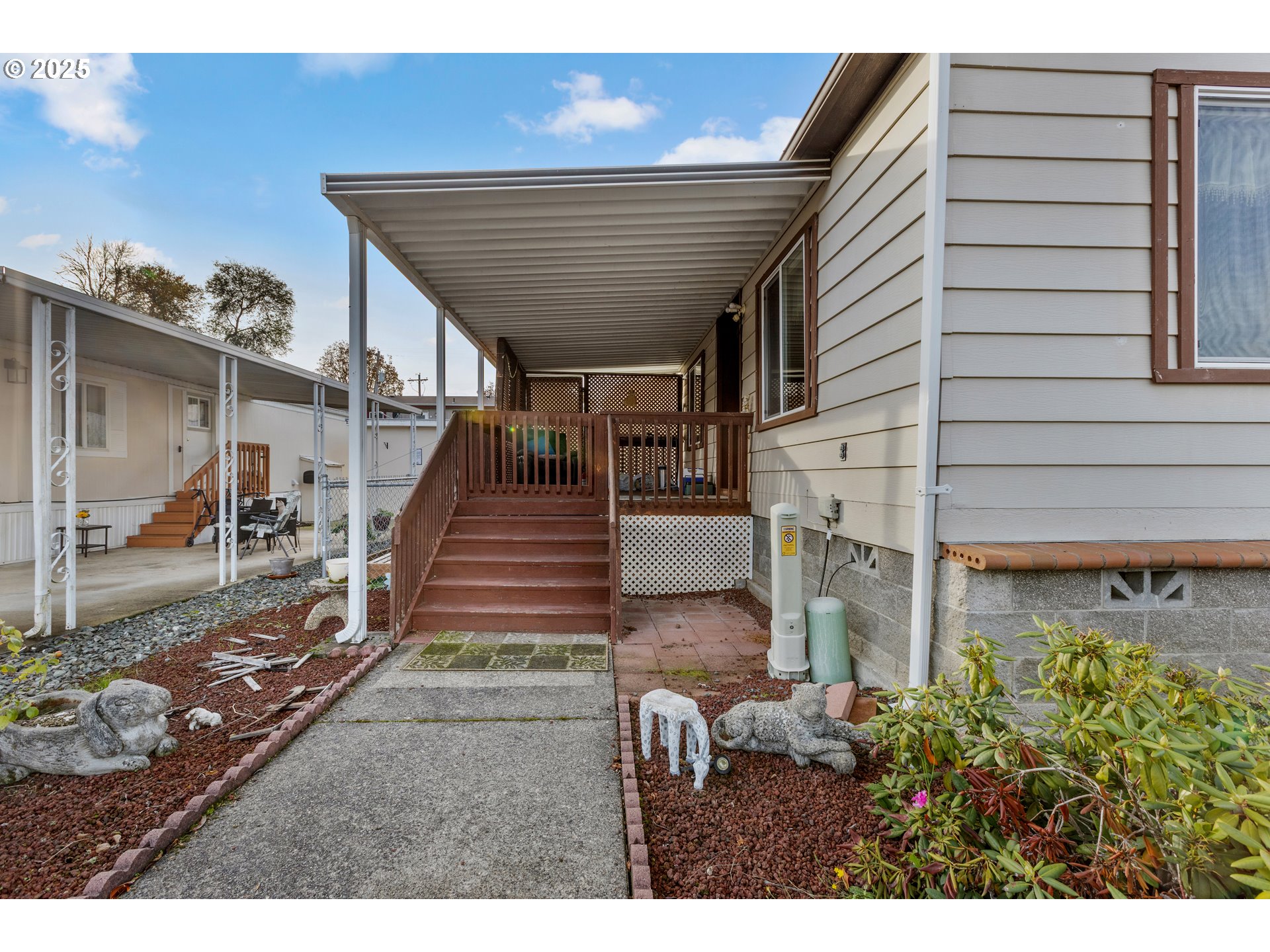 125 Estate Loop Winston, OR 97496 - Photo 5 of 45 a view of entryway and hall