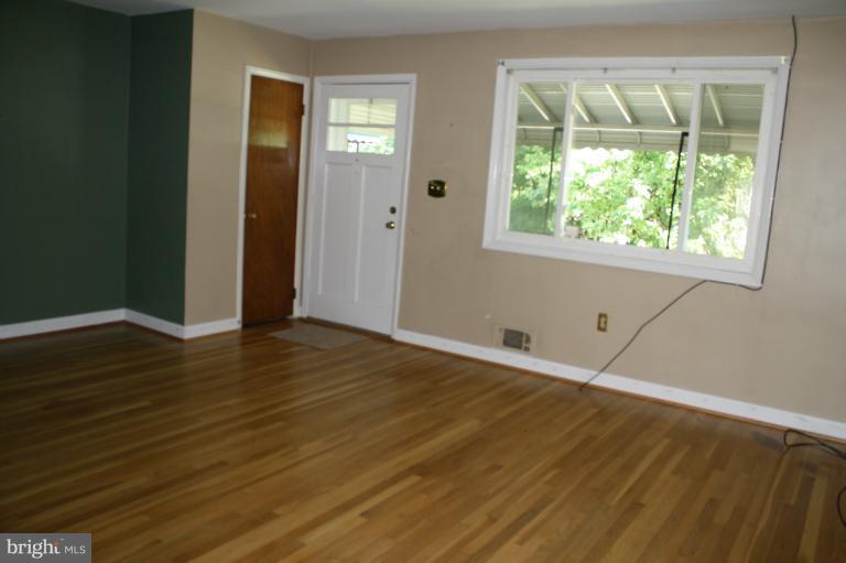 8565 Morven Road Parkville, MD 21234 - Photo 13 of 20 Living Room