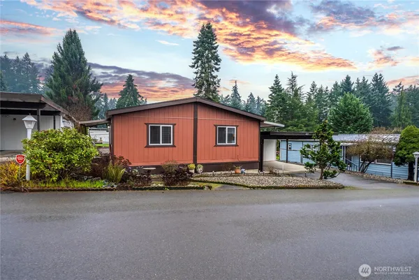 a view of a house with backyard and garden