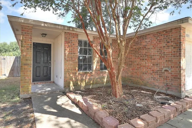 a view of a entrance gate of the house