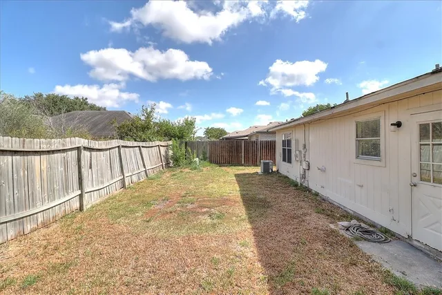 a view of a backyard