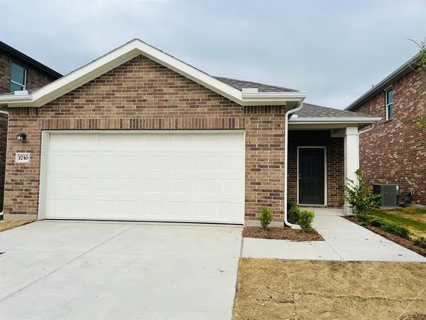 a view of backyard of the house