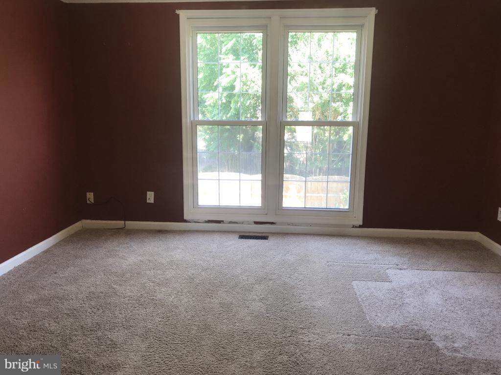 9 Leamington Road Fredericksburg, VA 22406 - Photo 5 of 12 an empty room with a window