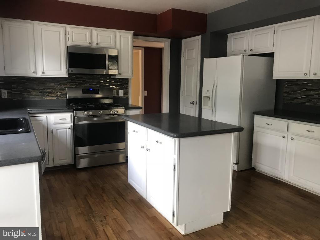 9 Leamington Road Fredericksburg, VA 22406 - Photo 10 of 12 a kitchen with stainless steel appliances a refrigerator stove and microwave