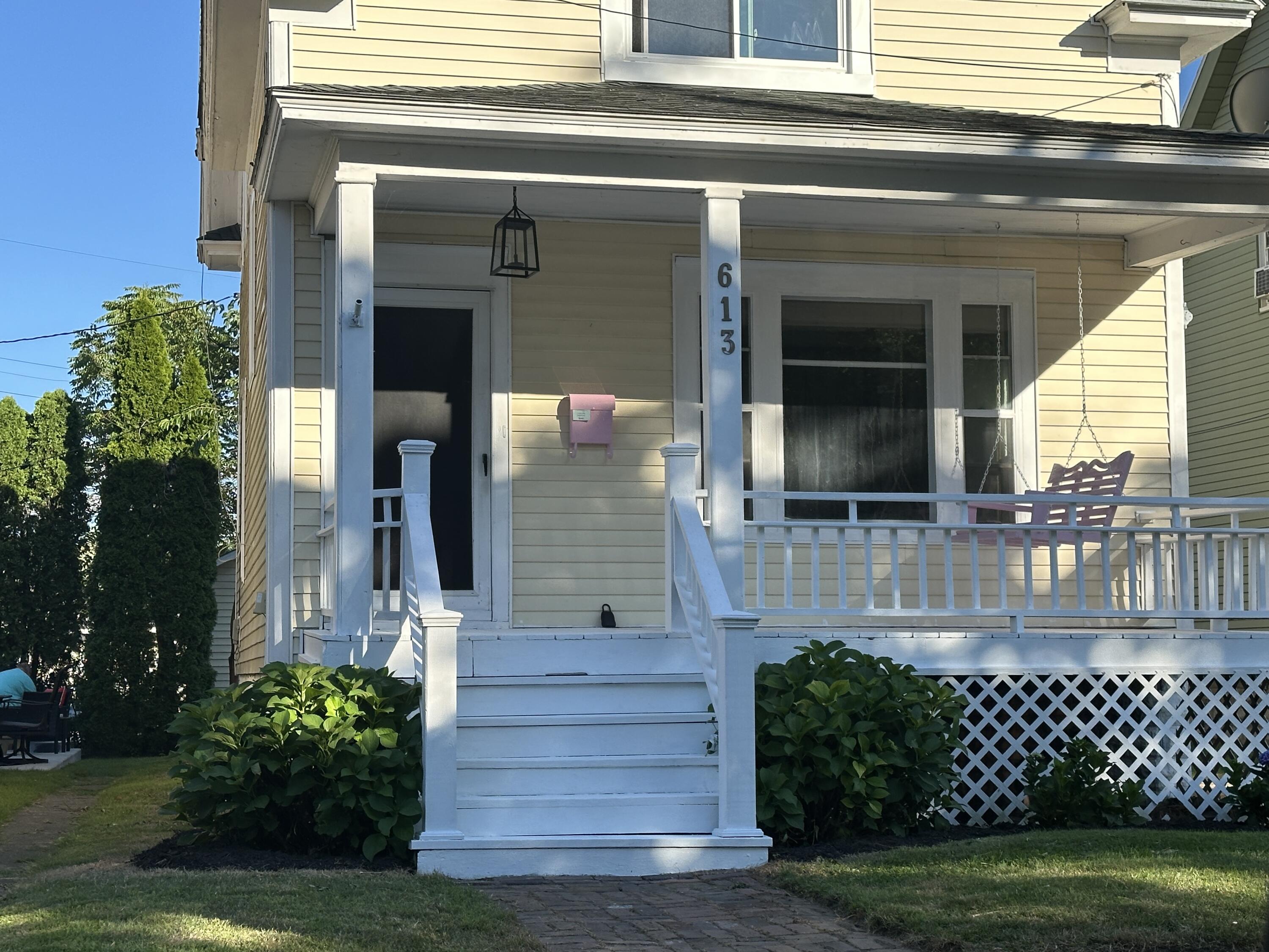 613 Wayne Street St. Joseph, MI 49085 - Photo 3 of 36 front zoom