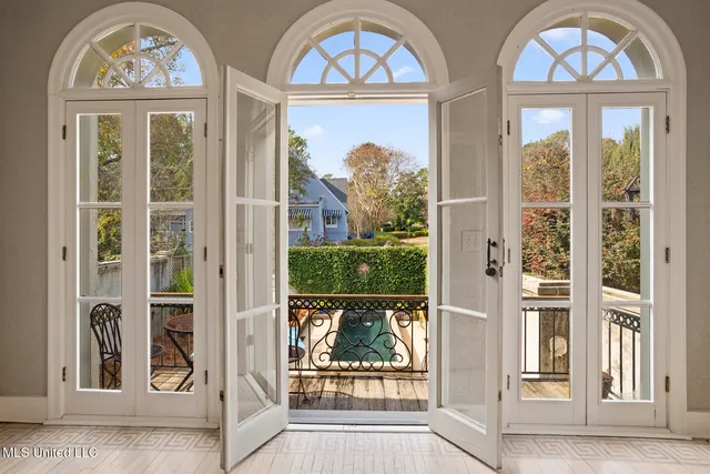 $698,900 | 923 Pinehurst Street, Jackson, MS 39202