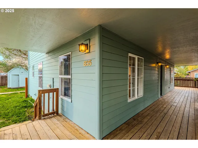 a view of backyard with a garden