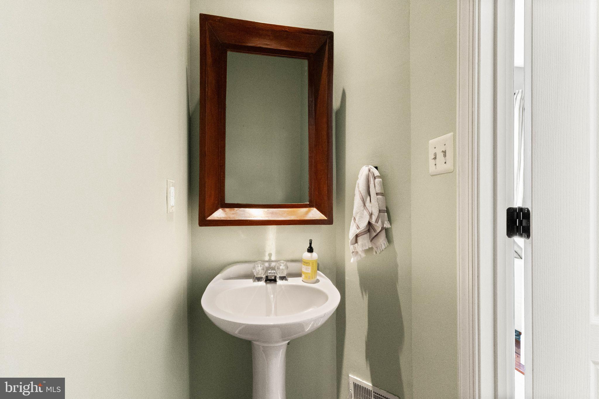 12001 Edgemere Circle Reston, VA 20190 - Photo 17 of 45