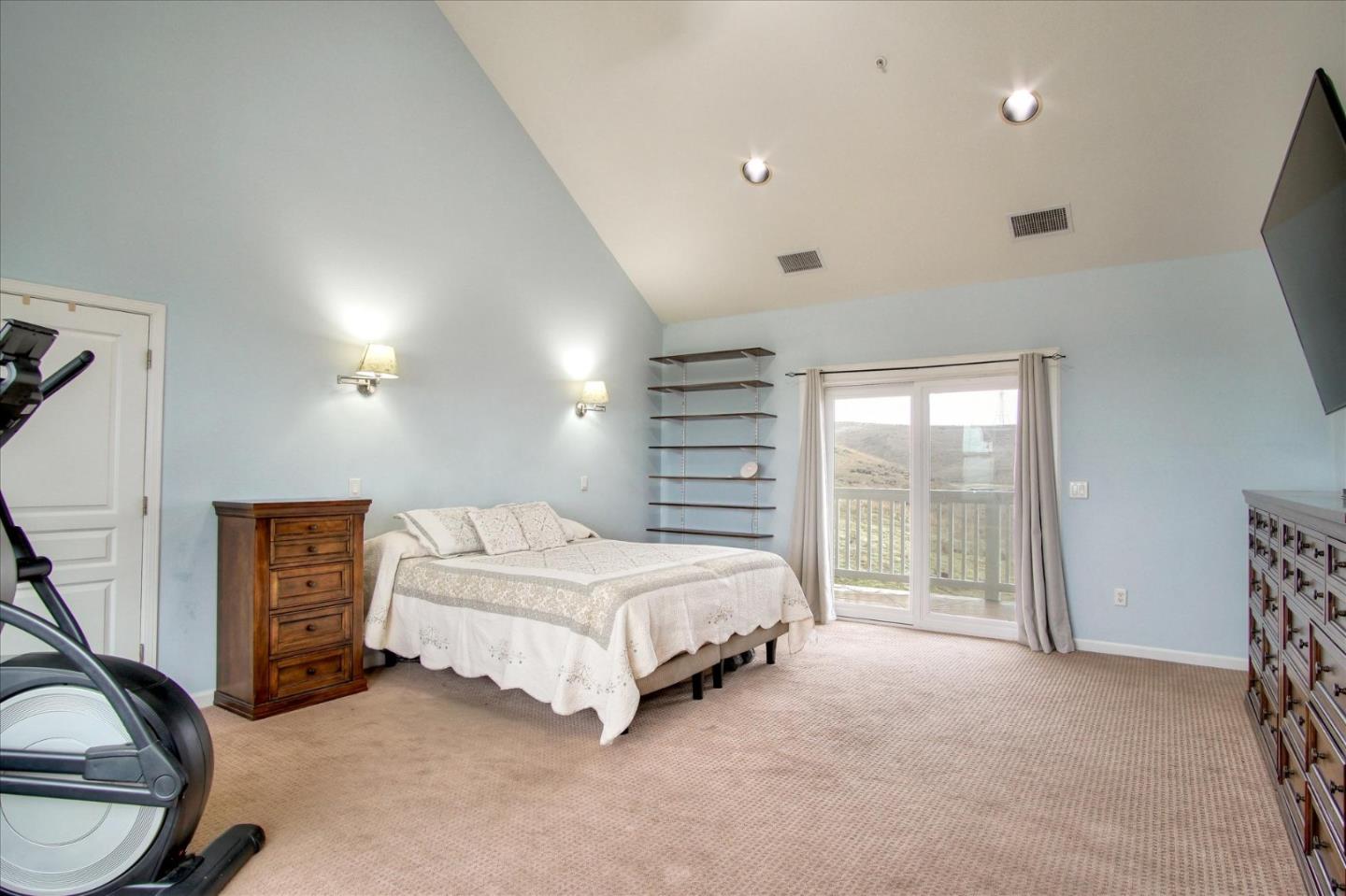 35635 Eagle Ridge Soledad, CA 93960 - Photo 20 of 50 a bedroom with a bed and a night stand