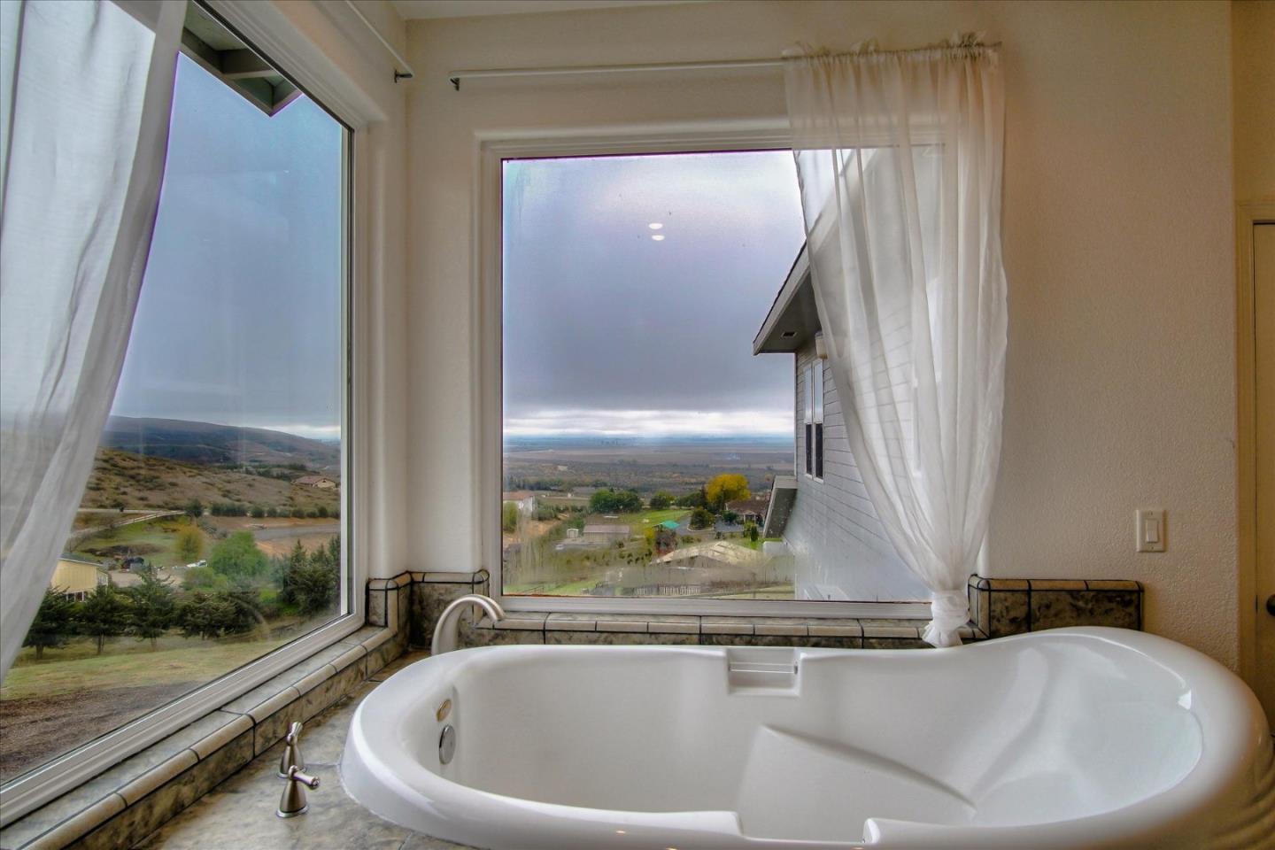 35635 Eagle Ridge Soledad, CA 93960 - Photo 23 of 50 a bath tub sitting next to a window