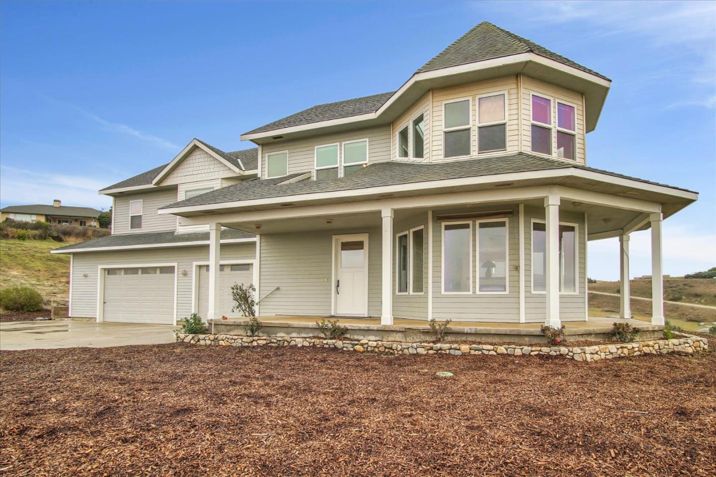 35635 Eagle Ridge Soledad, CA 93960 - Photo 3 of 50 front view of a house with a yard
