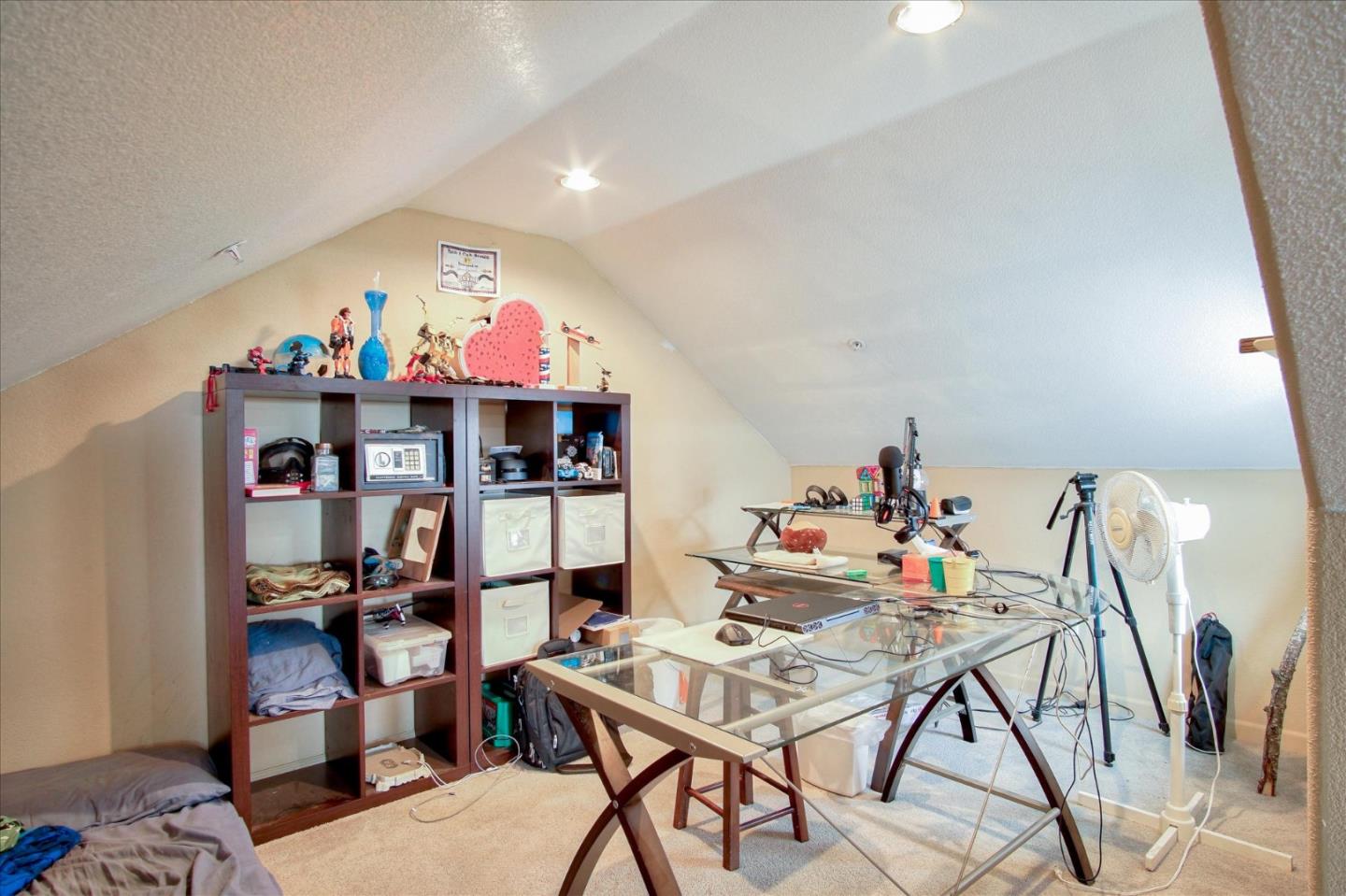 35635 Eagle Ridge Soledad, CA 93960 - Photo 39 of 50 a workspace with furniture wooden floor and a chandelier