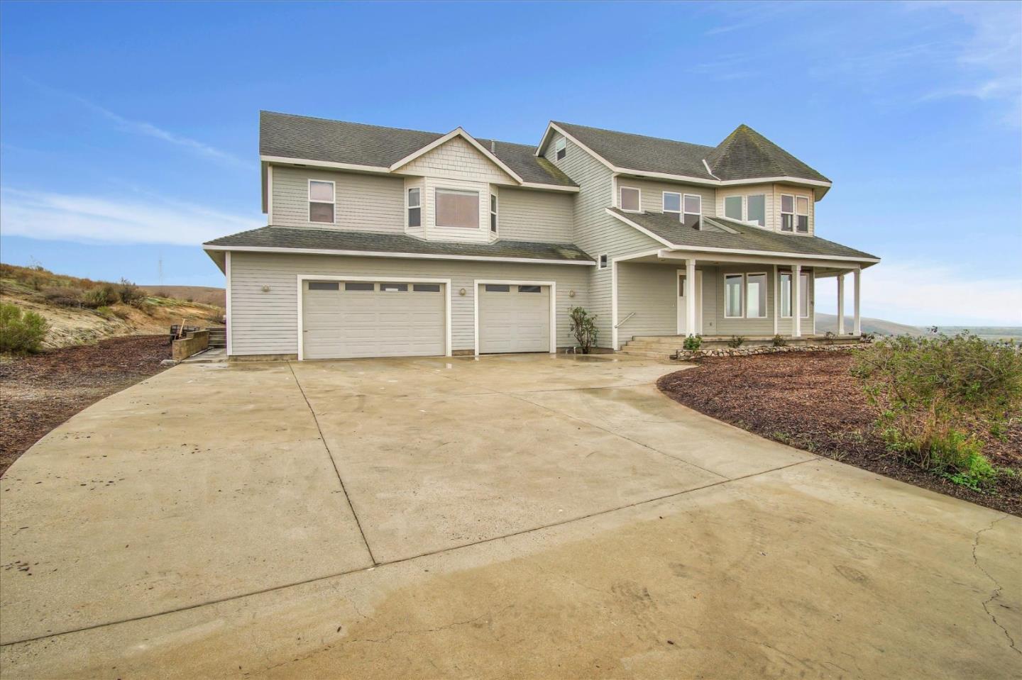 35635 Eagle Ridge Soledad, CA 93960 - Photo 4 of 50 front view of a house with a yard