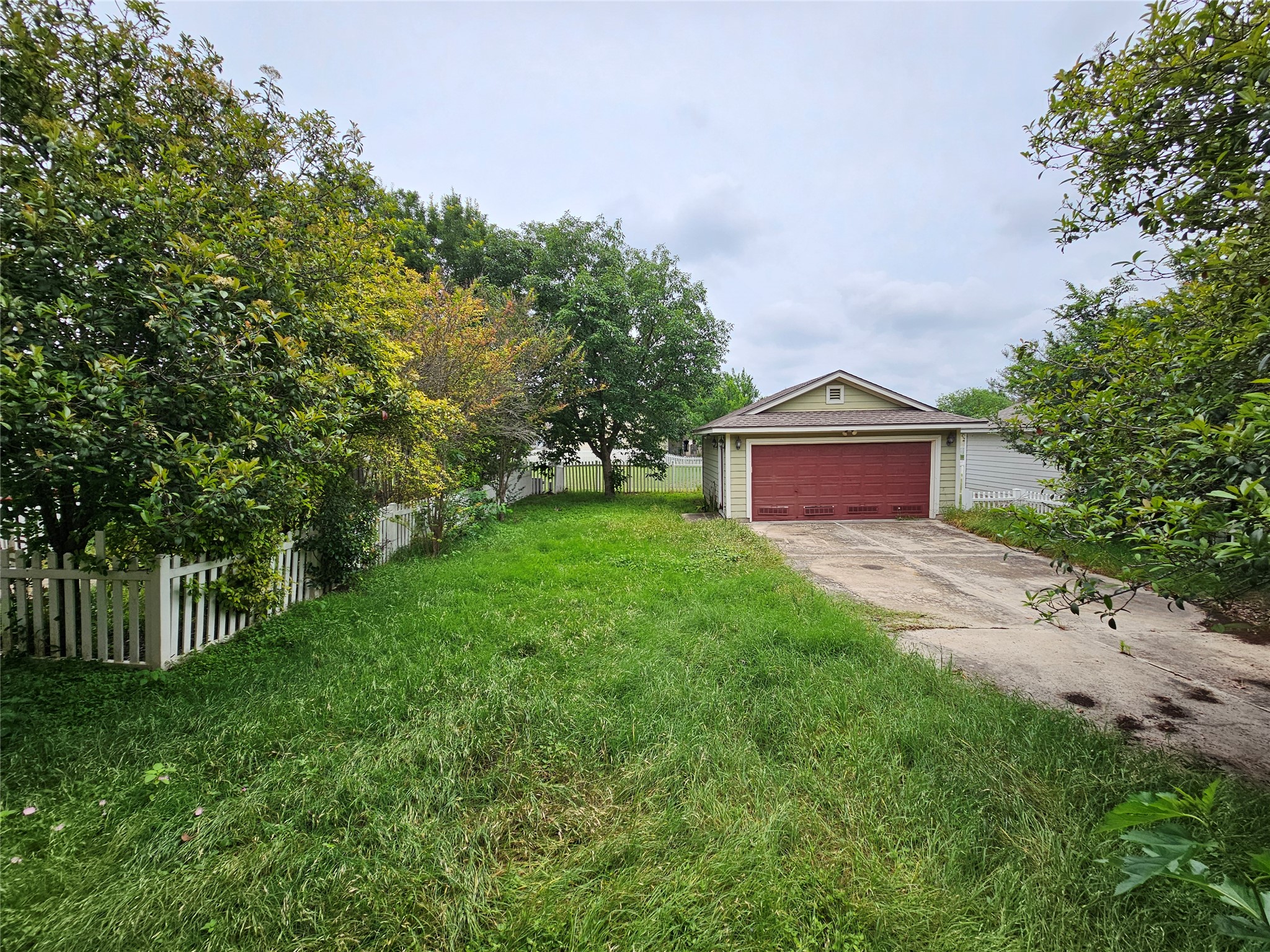 4672 Mather Kyle, TX 78640 - Photo 25 of 28 a front view of a house with a garden