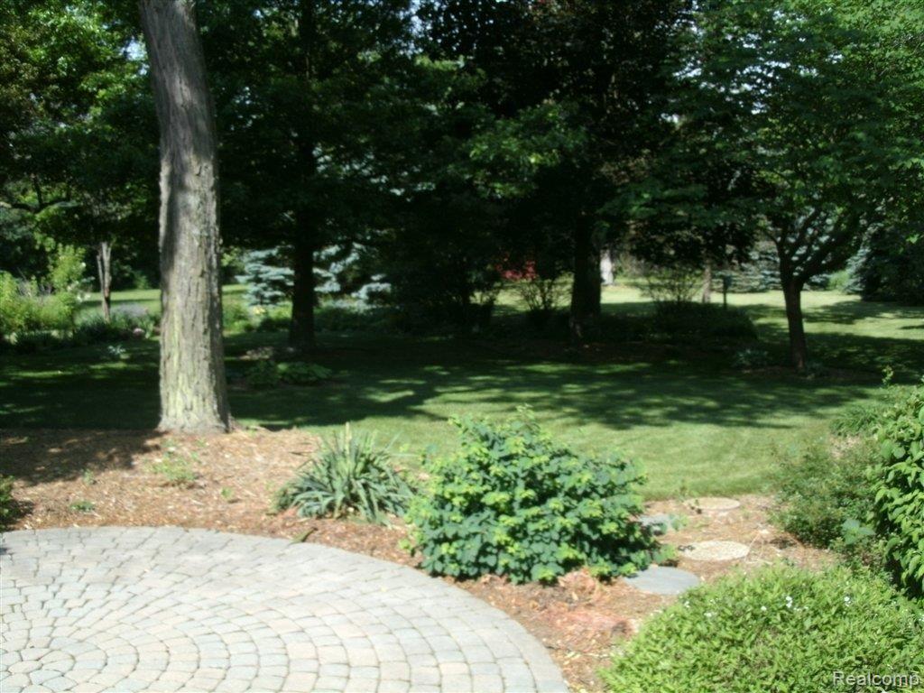 2670 Walbridge Drive Rochester, MI 48307 - Photo 16 of 21 Patio.JPG