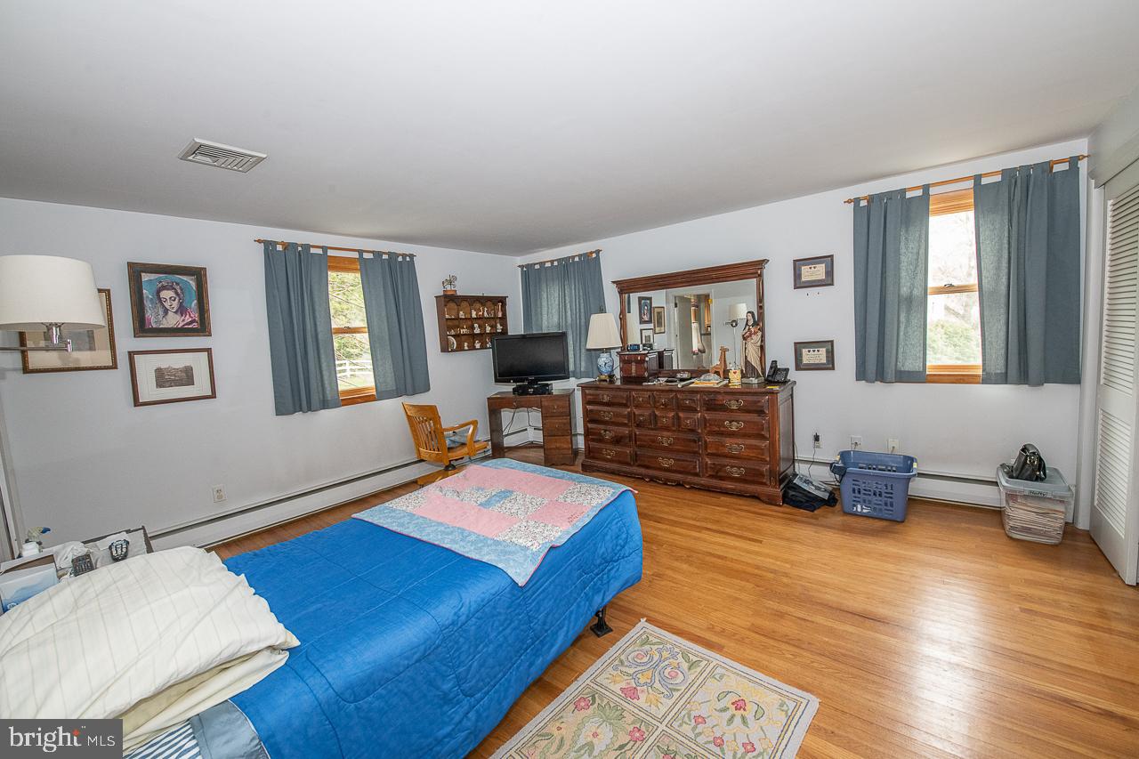 185 Woodstock Road Villanova, PA 19085 - Photo 17 of 30 Main bedroom