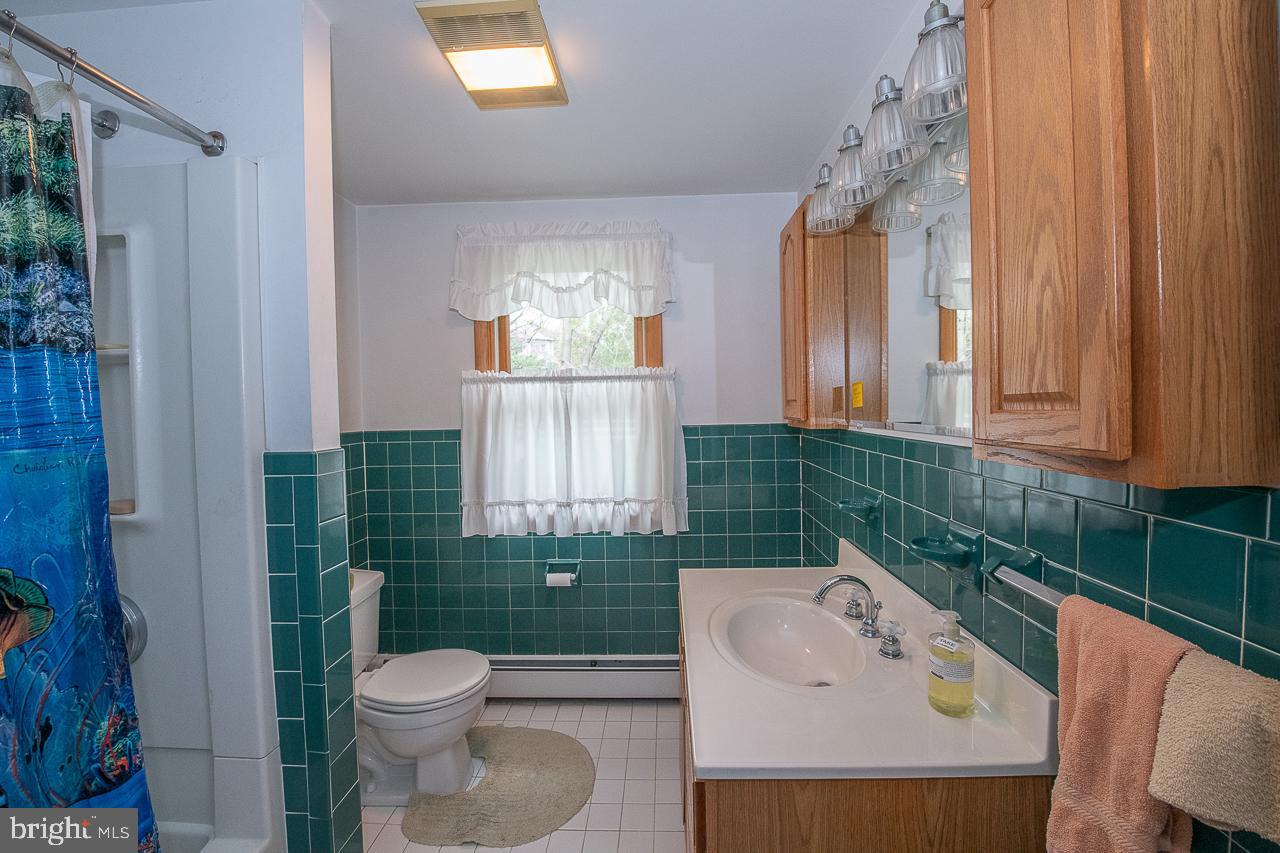 185 Woodstock Road Villanova, PA 19085 - Photo 21 of 30 Hall Bath
