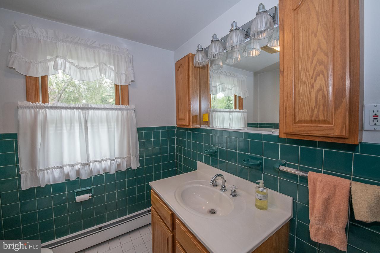 185 Woodstock Road Villanova, PA 19085 - Photo 22 of 30 Hall Bath on2nd floor