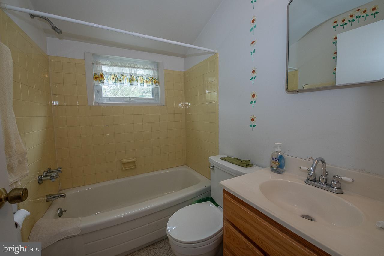 185 Woodstock Road Villanova, PA 19085 - Photo 25 of 30 Hall Bath