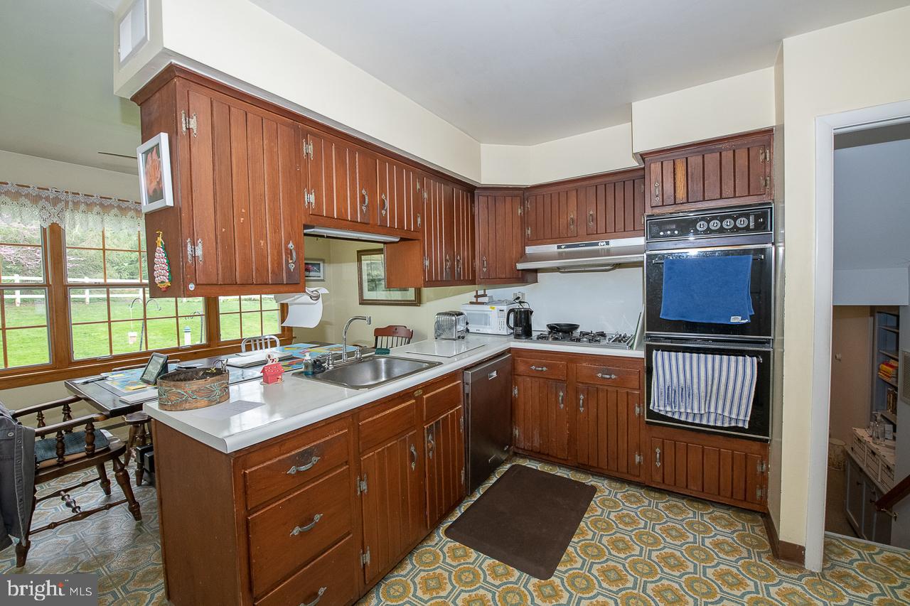 185 Woodstock Road Villanova, PA 19085 - Photo 9 of 30 Kitchen
