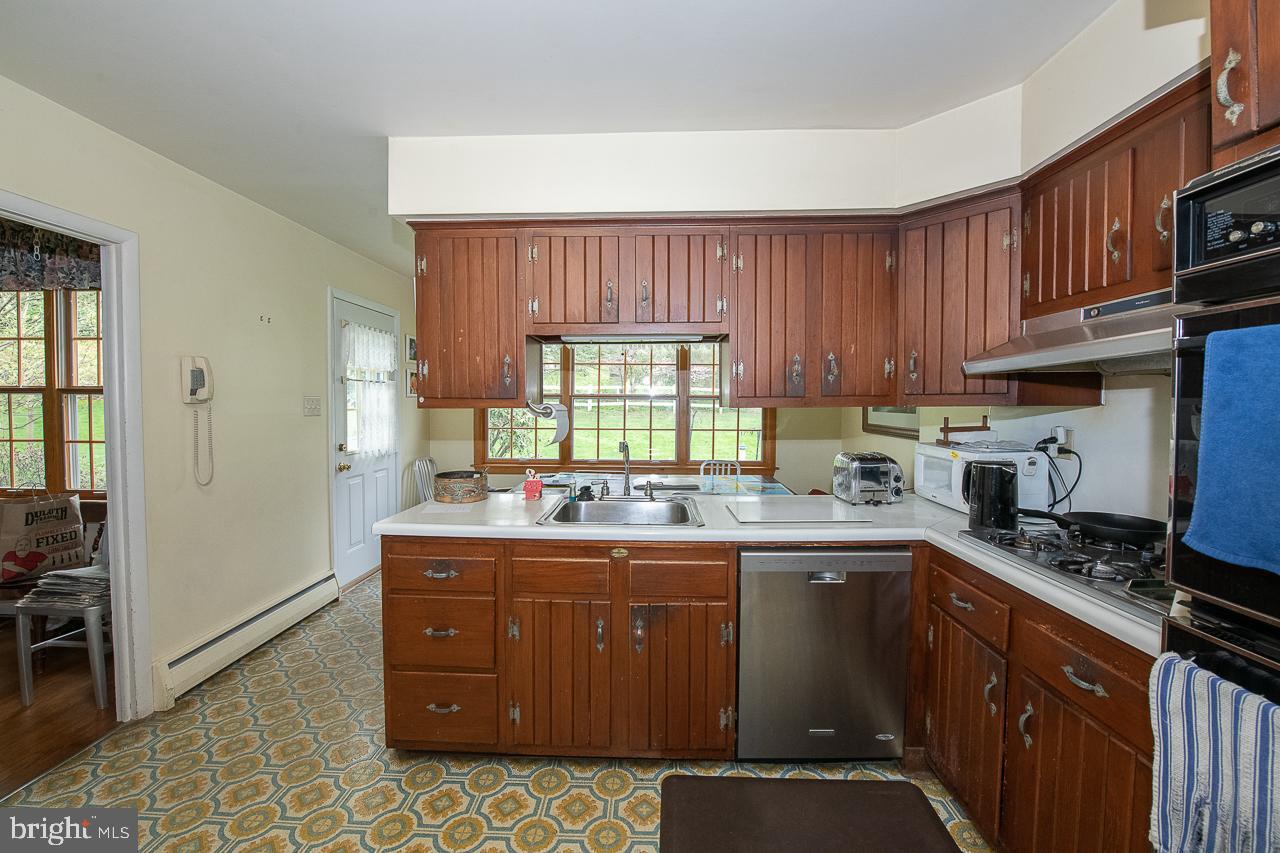 185 Woodstock Road Villanova, PA 19085 - Photo 10 of 30 Kitchen