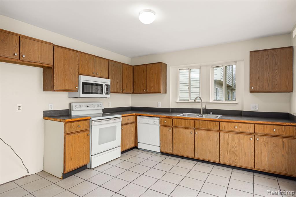 15895 Ridgebrook Path Romulus, MI 48174 - Photo 8 of 25