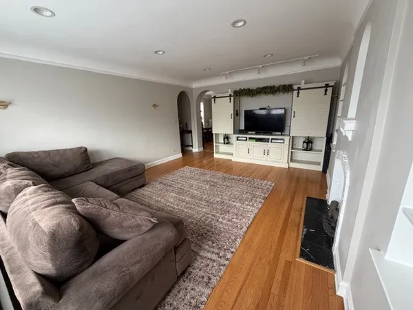 $2,250 | 4820 Elm Street, Unit 3, Skokie, IL 60077