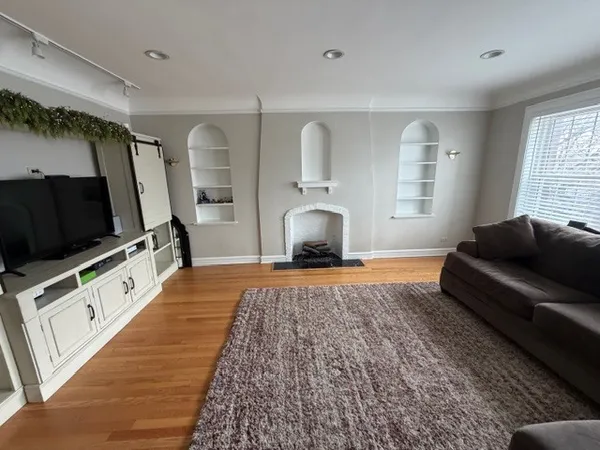 $2,250 | 4820 Elm Street, Unit 3, Skokie, IL 60077