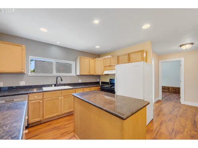 $429,500 | 1209 6th Street, Tillamook, OR 97141