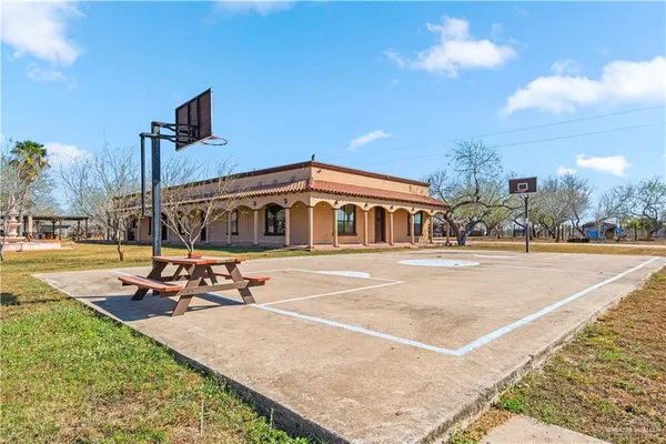 $1,800,000 | 38713 North Fm 681, Linn, TX 78563