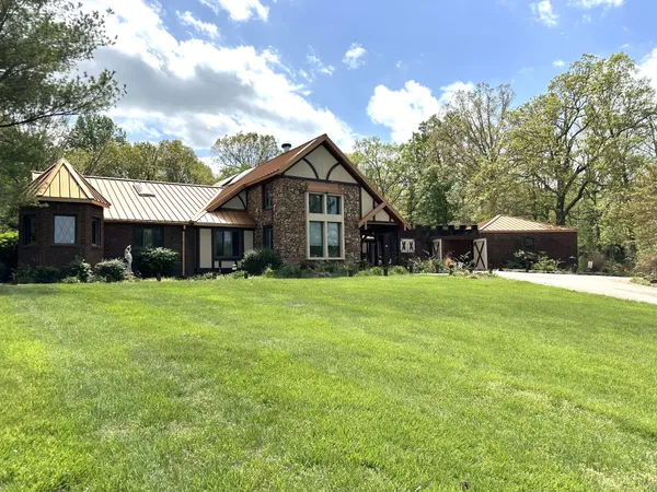 $650,400 | 300 Hickory Lane, Greenville, KY 42345