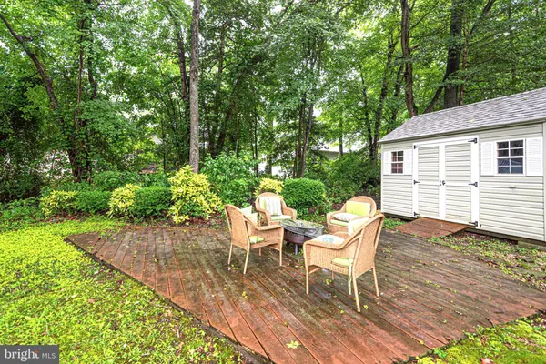 a chairs and a table in a backyard