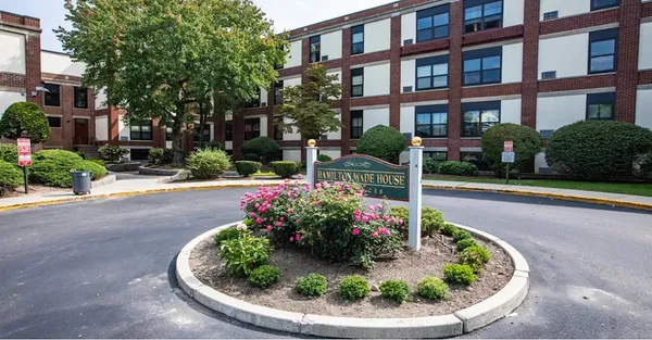 a view of a fountain in front of a building
