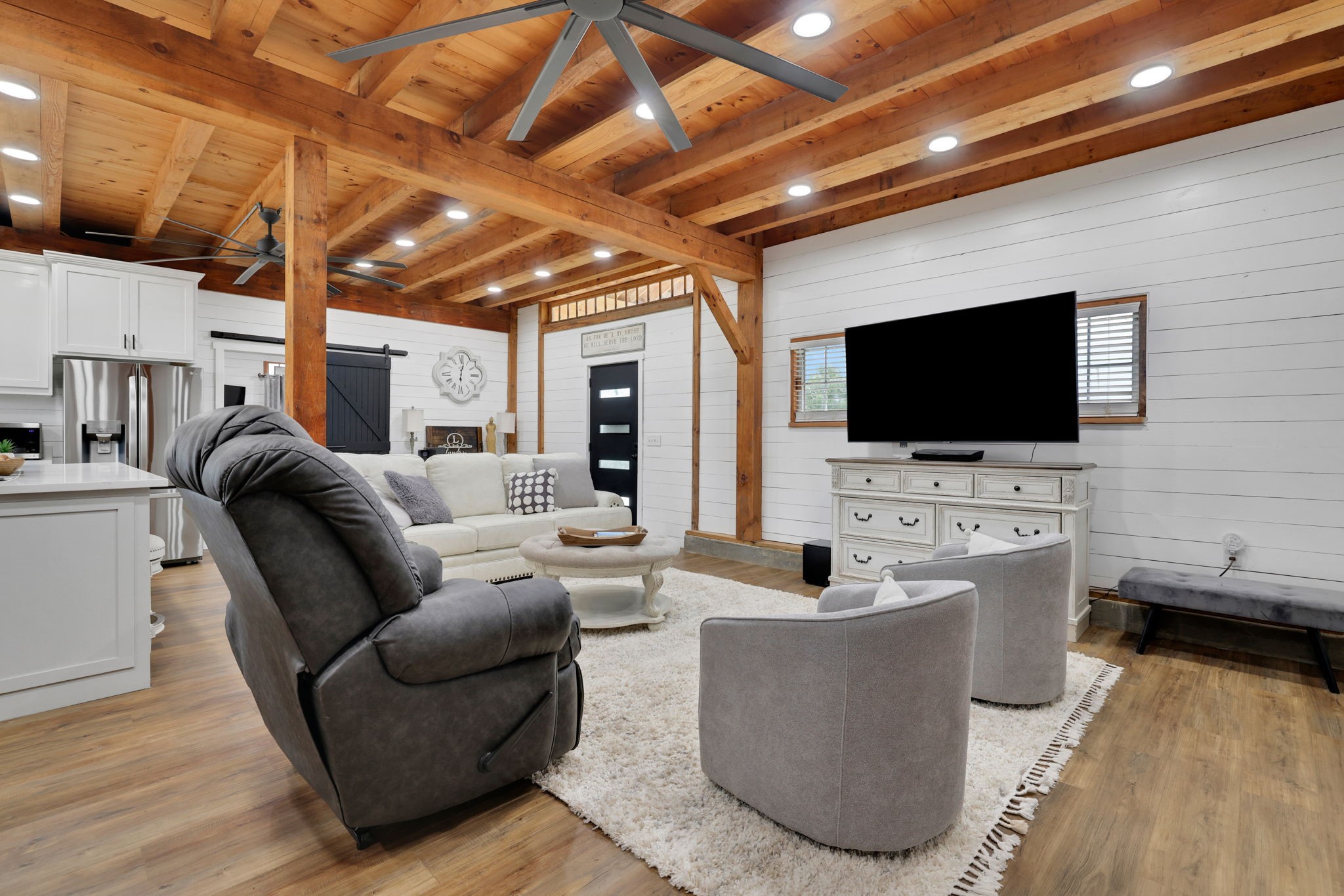 133 Timber Ridge Road Liberty, TX 77575 - Photo 5 of 29 a living room with furniture and a flat screen tv