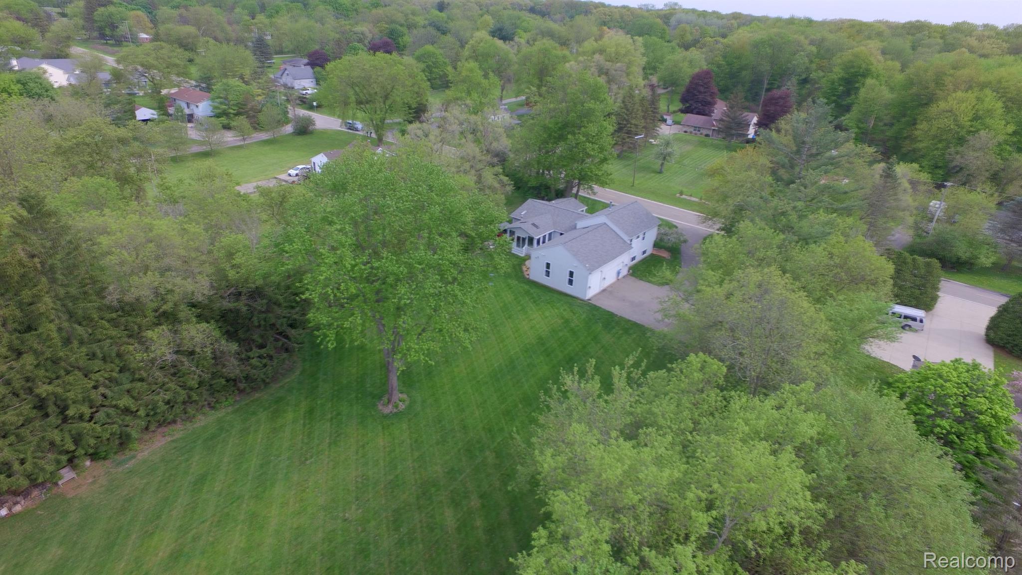 3916 Morgan Road Lake Orion, MI 48359 - Photo 3 of 41 Gallery Image 3