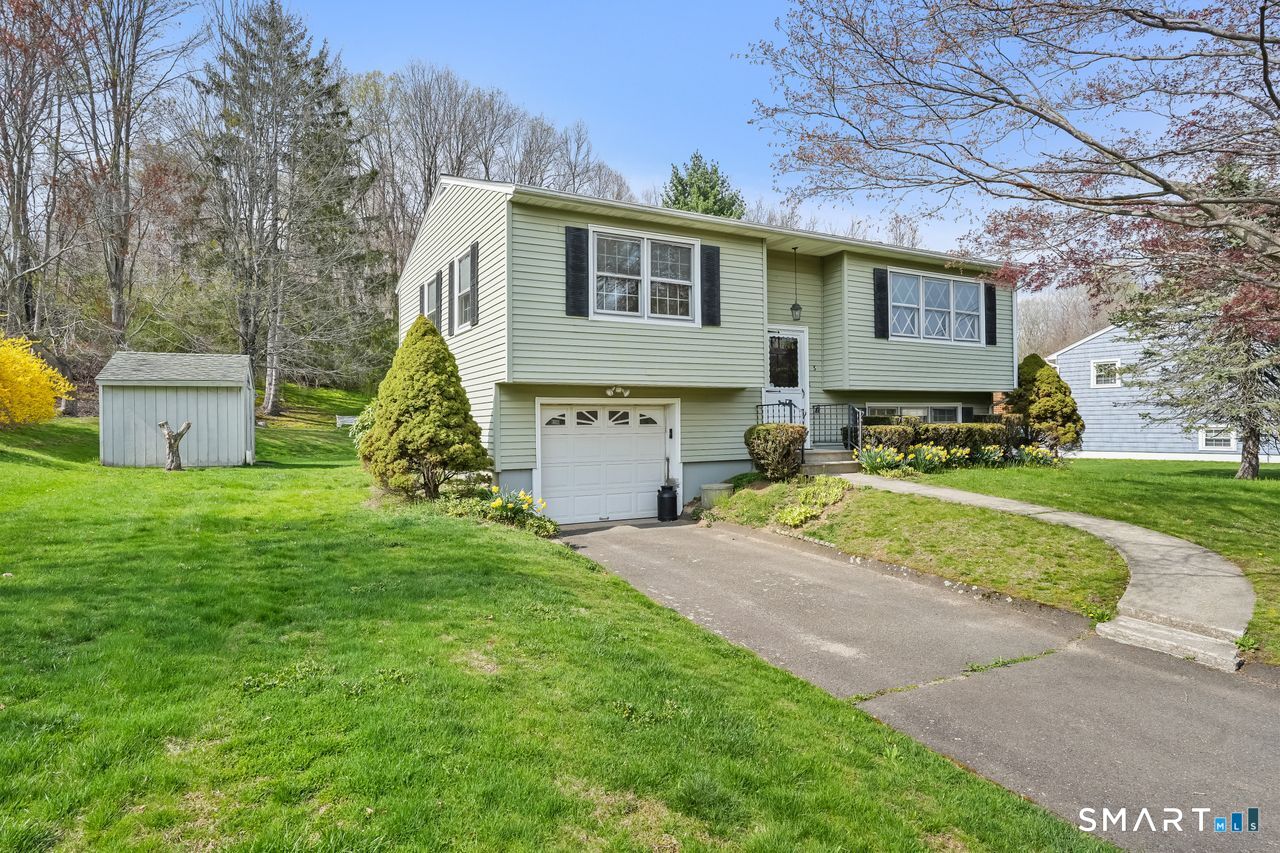 5 Kingswood Road Danbury, CT 06811 - Photo 3 of 36 Level Yard & Driveway