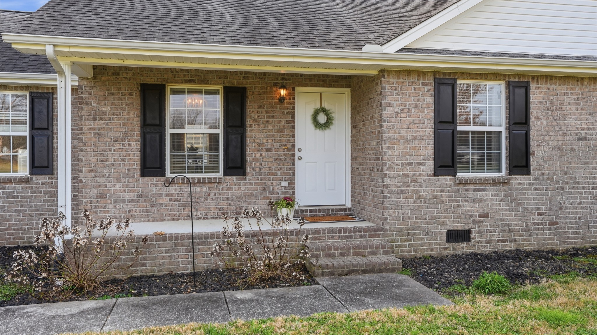 2877 Sixteenth Model Road Manchester, TN 37355 - Photo 4 of 38 a front view of a house with a yard