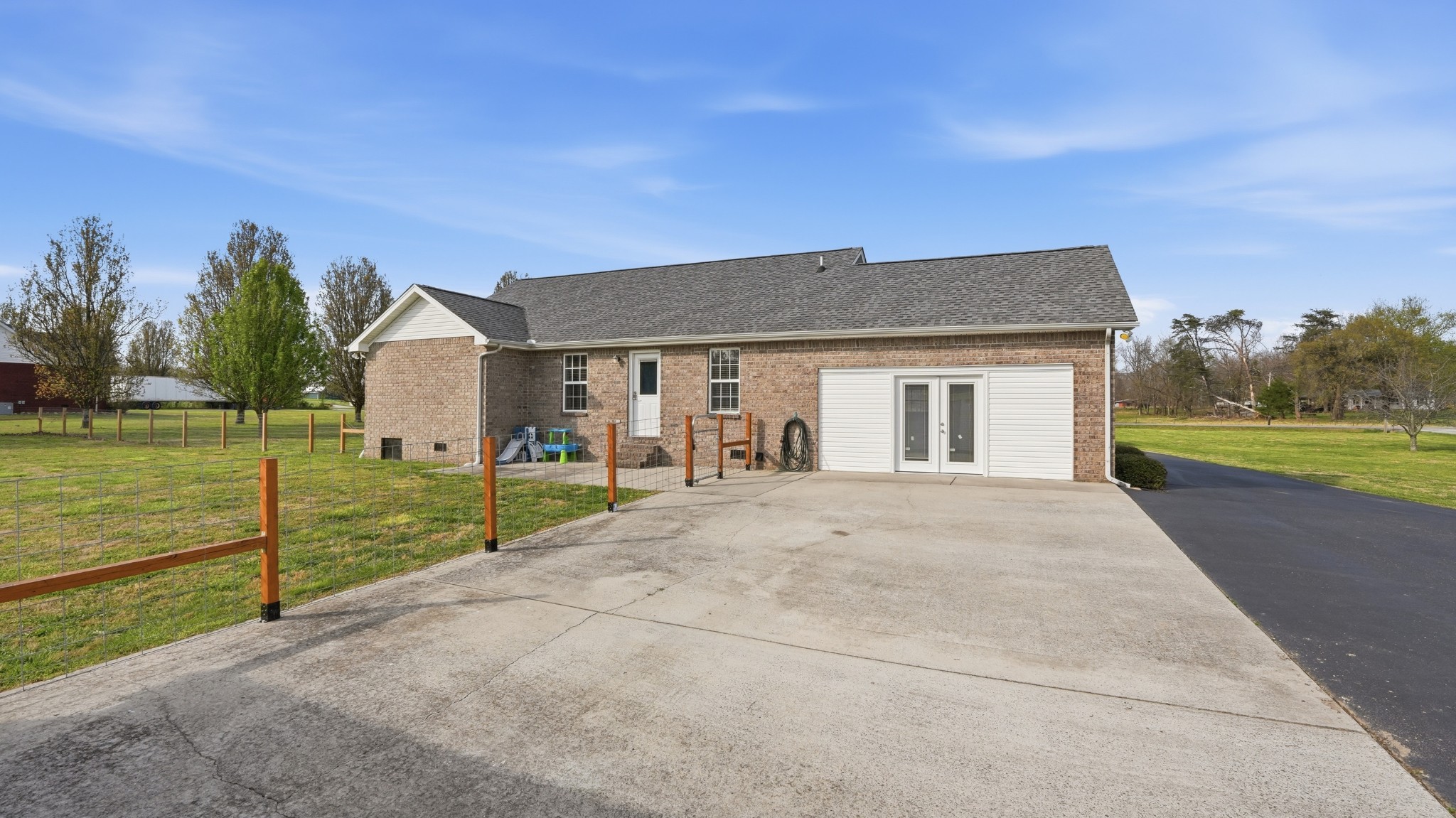 2877 Sixteenth Model Road Manchester, TN 37355 - Photo 8 of 38 front view of a house with a yard