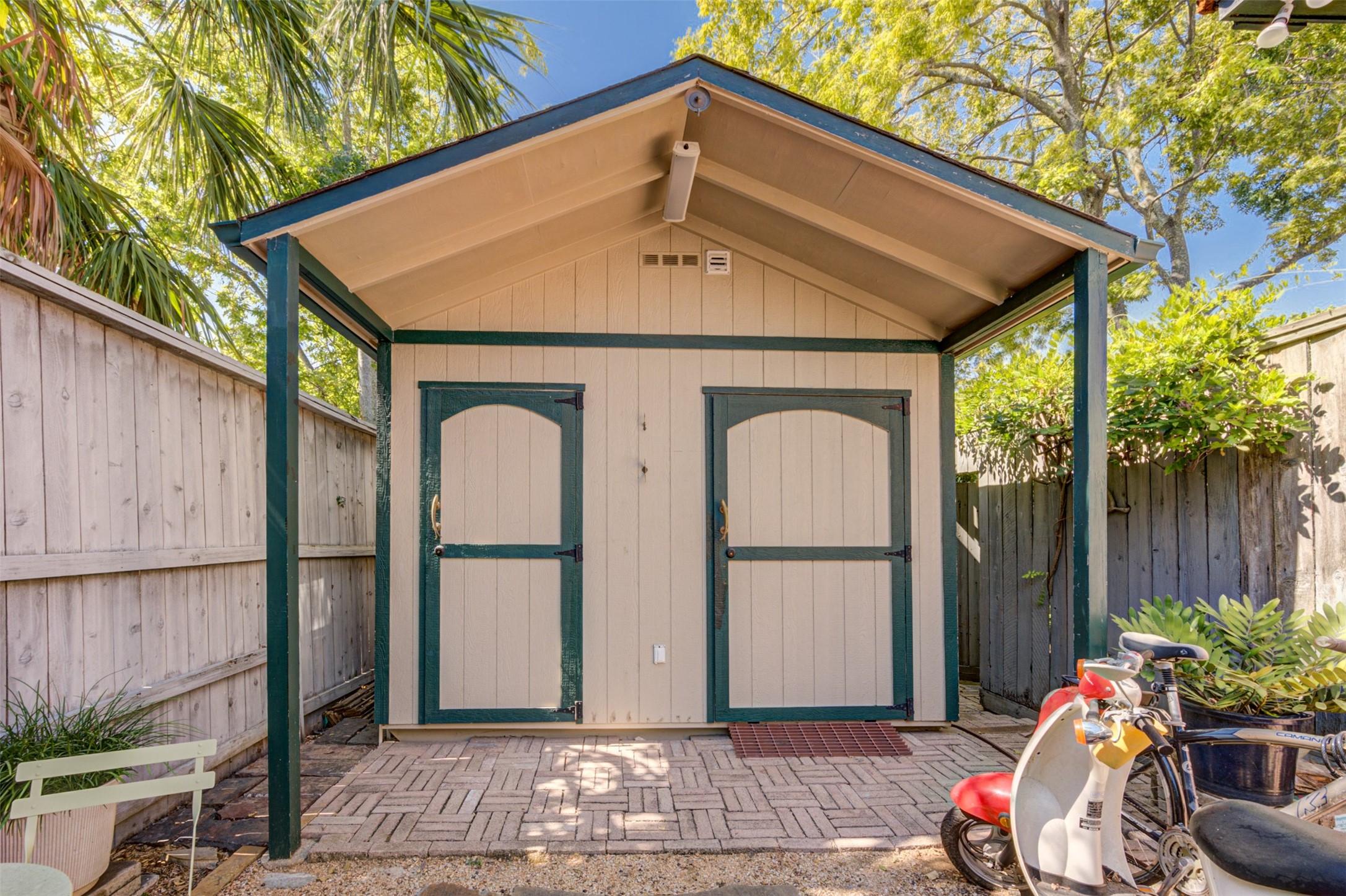 1001 Bomar Street, Unit B Houston, TX 77006 - Photo 16 of 19 a front view of a house with a garden